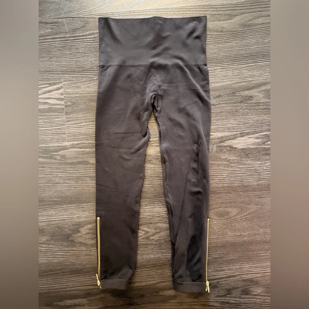 SPANX Look At Me Now Seamless Side Gold Zip Leggings Black - Picture 2 of 5